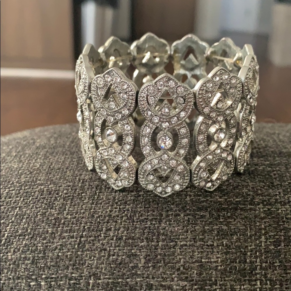 Silver fancy bracelet with elastic